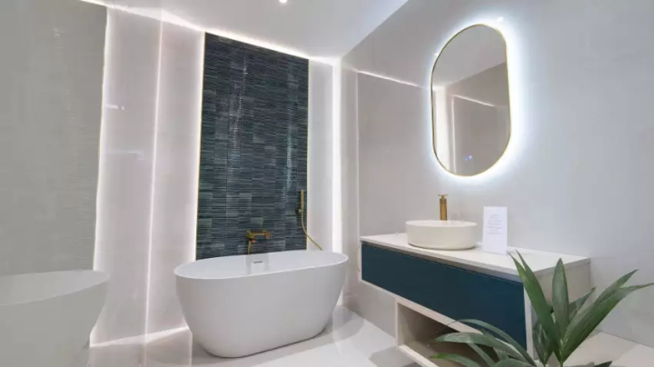Aménagement complet pour une pièce d'eau moderne et fonctionnelle